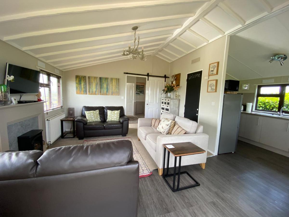 Rew Farm Country & Equestrian Accommodation - Sunrise Lodge Melksham Ngoại thất bức ảnh