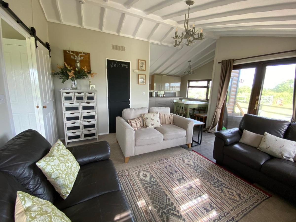 Rew Farm Country & Equestrian Accommodation - Sunrise Lodge Melksham Ngoại thất bức ảnh
