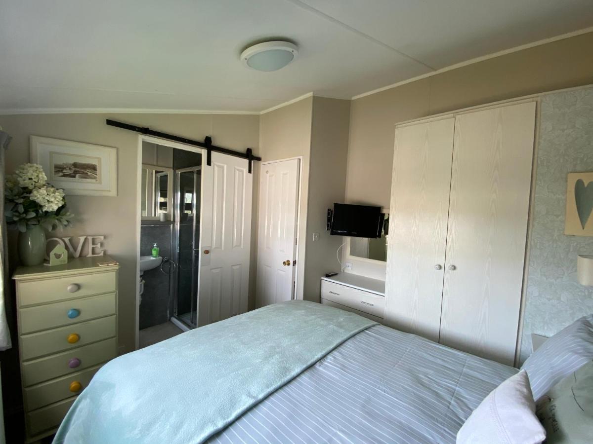 Rew Farm Country & Equestrian Accommodation - Sunrise Lodge Melksham Ngoại thất bức ảnh