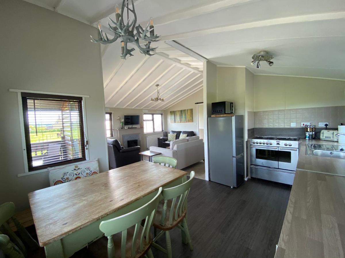 Rew Farm Country & Equestrian Accommodation - Sunrise Lodge Melksham Ngoại thất bức ảnh