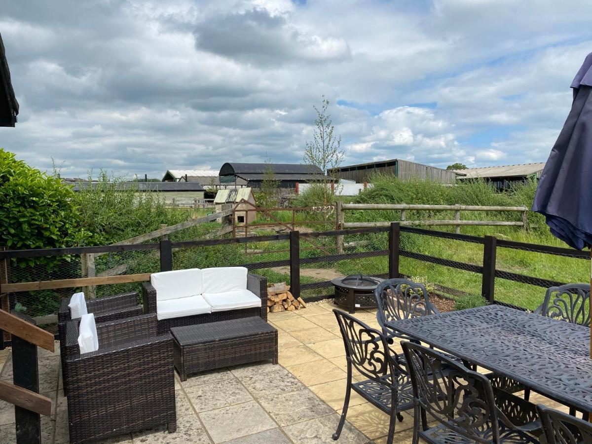 Rew Farm Country & Equestrian Accommodation - Sunrise Lodge Melksham Ngoại thất bức ảnh